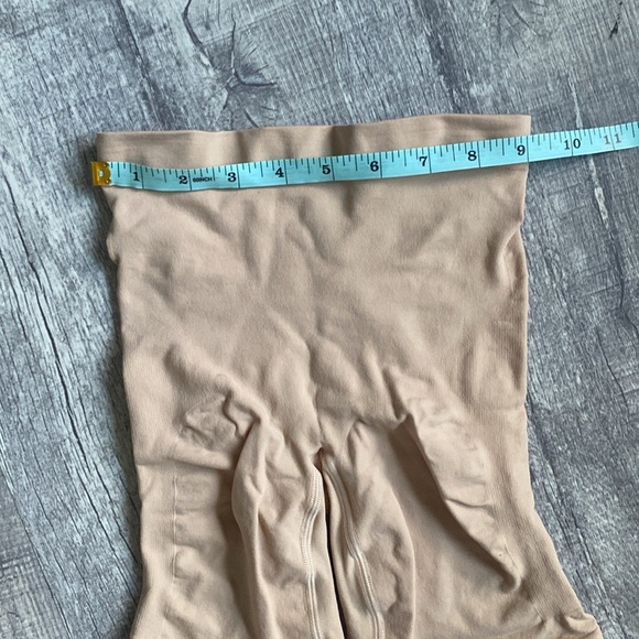NWOB SKIMS SCULPTING SHORT MID THIGH - Picture 4 of 7